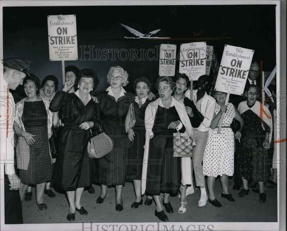 1962 Press Photo Pickets Western Golf Strikes Service - RRW87645 - Historic Images