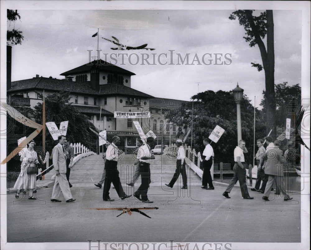 1962 Press Photo Strike service employee Detroit - RRW87649 - Historic Images