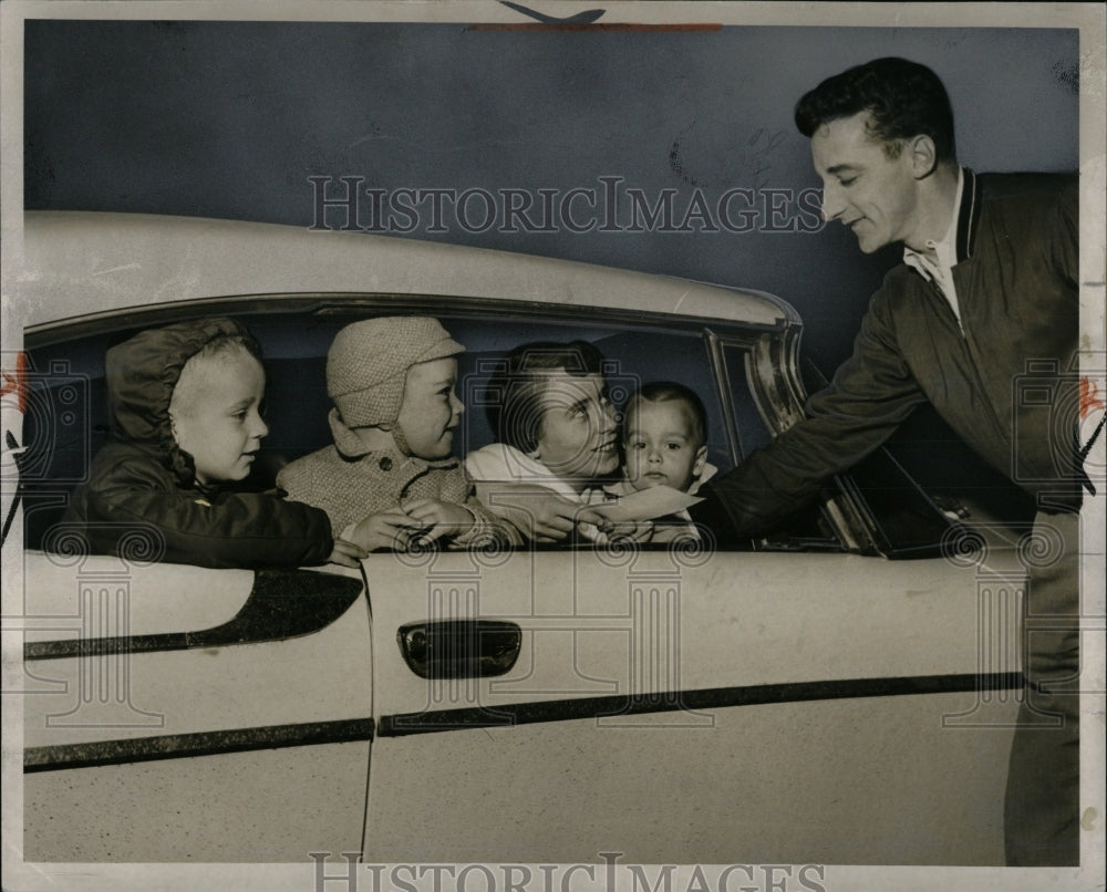 1959 Press Photo Mrs Eleanor McDermott Greg Bruce tour - RRW87661 - Historic Images