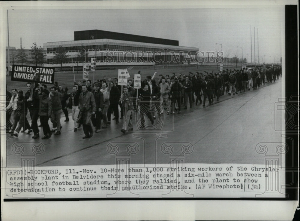 1967 Press Photo Chrysler assembly plat Belvidere work - RRW87701 - Historic Images