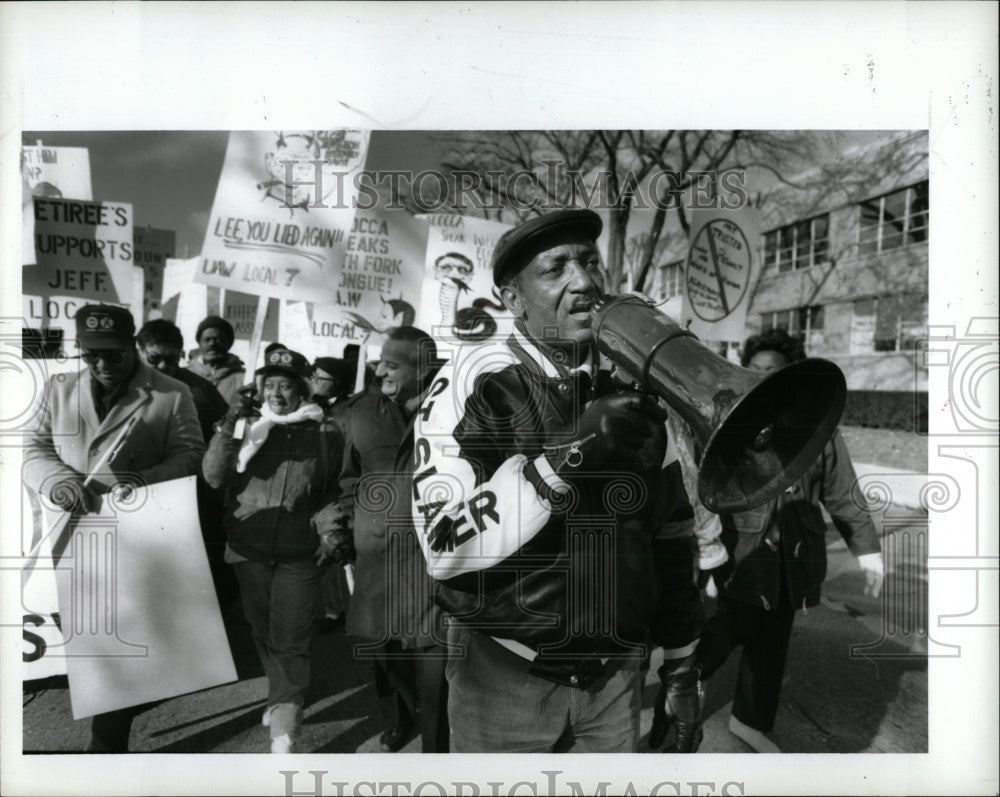 1989 Press Photo Strike Demonstration Front Chrysler - RRW87705 - Historic Images