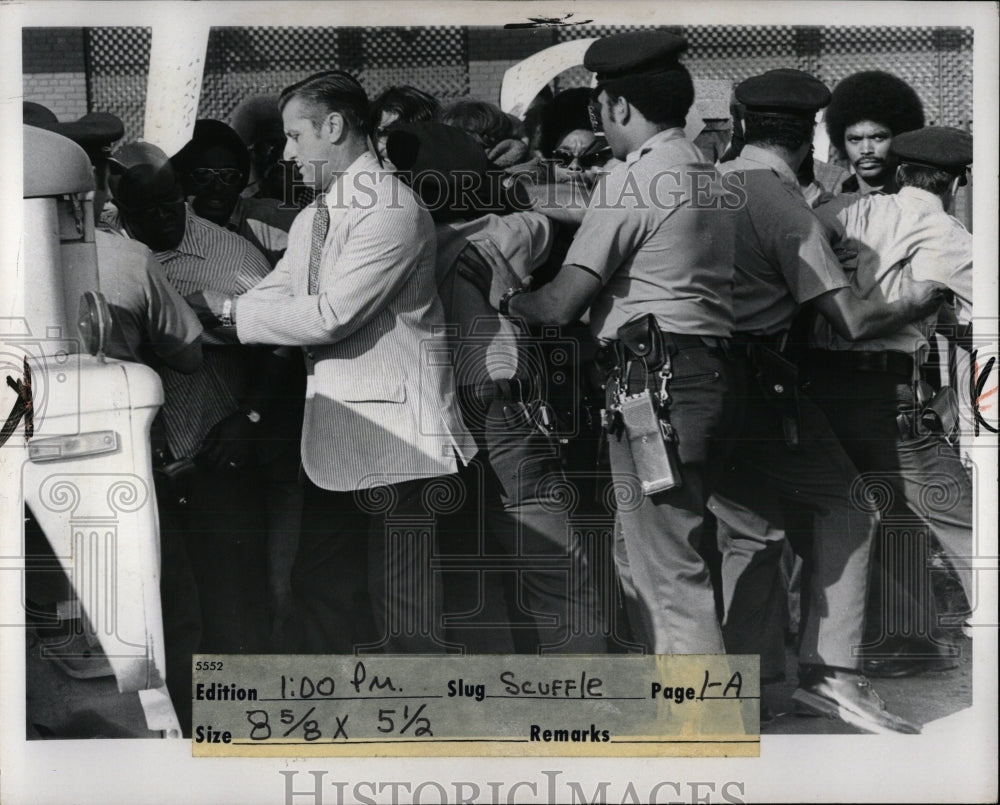 1973 Press Photo Chrysler plant workers strike guards - RRW87711 - Historic Images