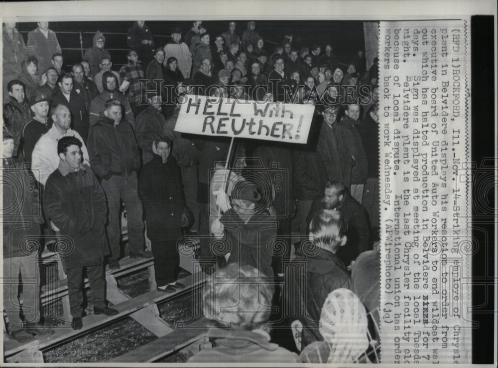 1967 Press Photo Striking employers at Chrysler plant - RRW87715 - Historic Images