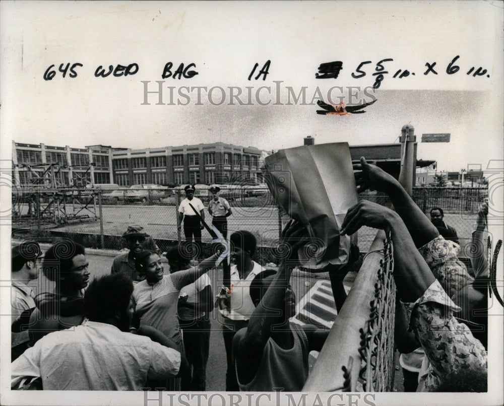 1973 Press Photo Fence plant food bag Strike Michigan - RRW87717 - Historic Images