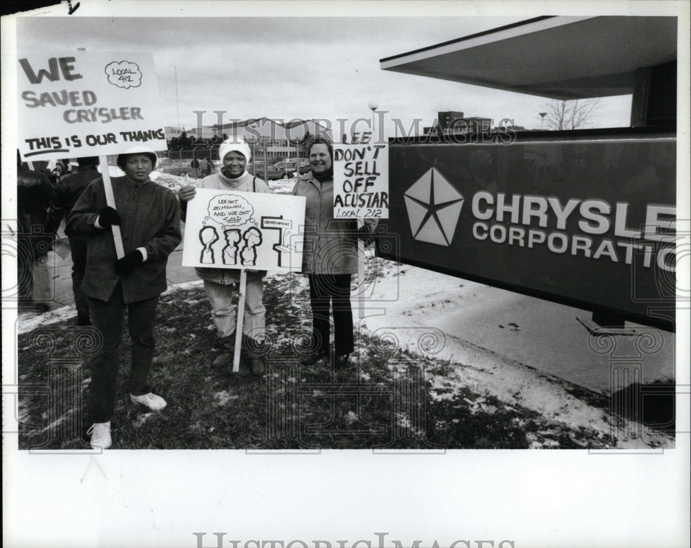 1988 Press Photo Strikers at Chrysler HO - RRW87719 - Historic Images