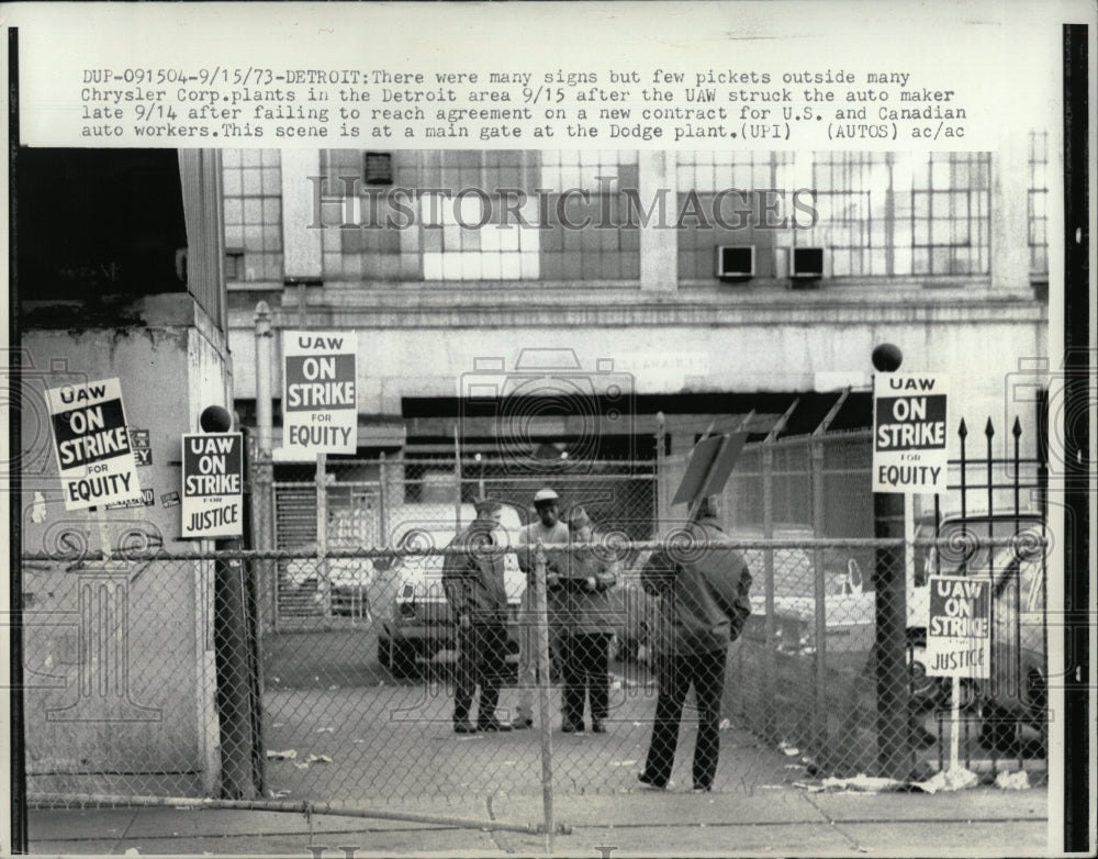 1973 Press Photo Strike Sign Picket Chrysler Corporatio - RRW87725 - Historic Images