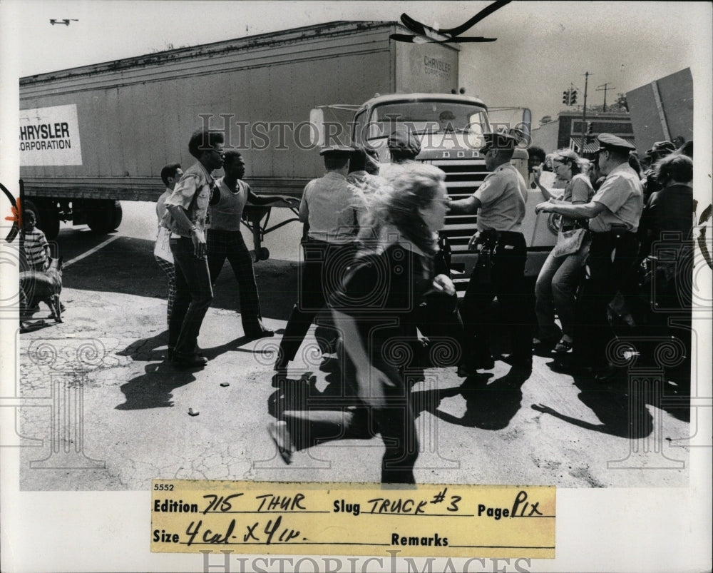 1973 Press Photo Chrysler Mack pickets stop try truck - RRW87729 - Historic Images