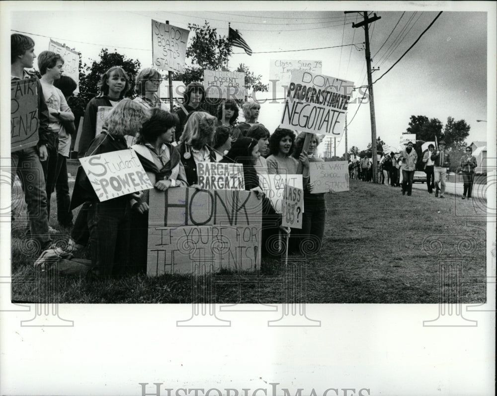 1981 Press Photo Kimball high school students picket - RRW87759 - Historic Images