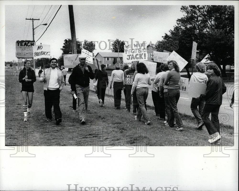 1981 Press Photo Kimball High School Student Strike - RRW87761 - Historic Images