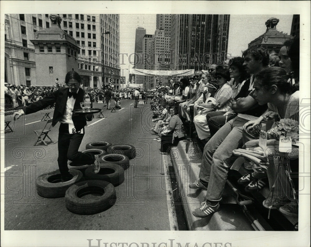 1980 Press Photo America Express Waiter race drew - RRW87827 - Historic Images