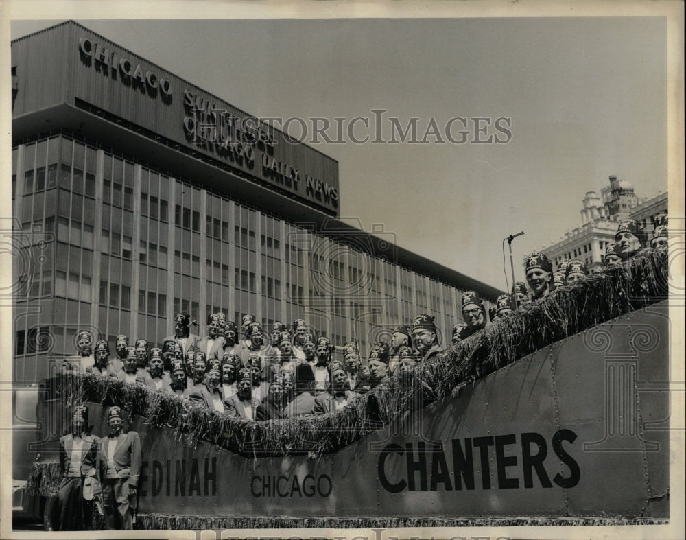 1963 Press Photo Chicago Chanters serenade Wabash - RRW87873 - Historic Images