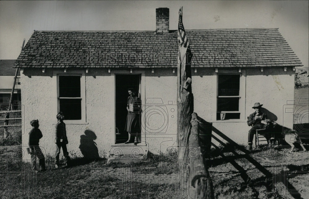 Press Photo House People Trees - RRW87933 - Historic Images