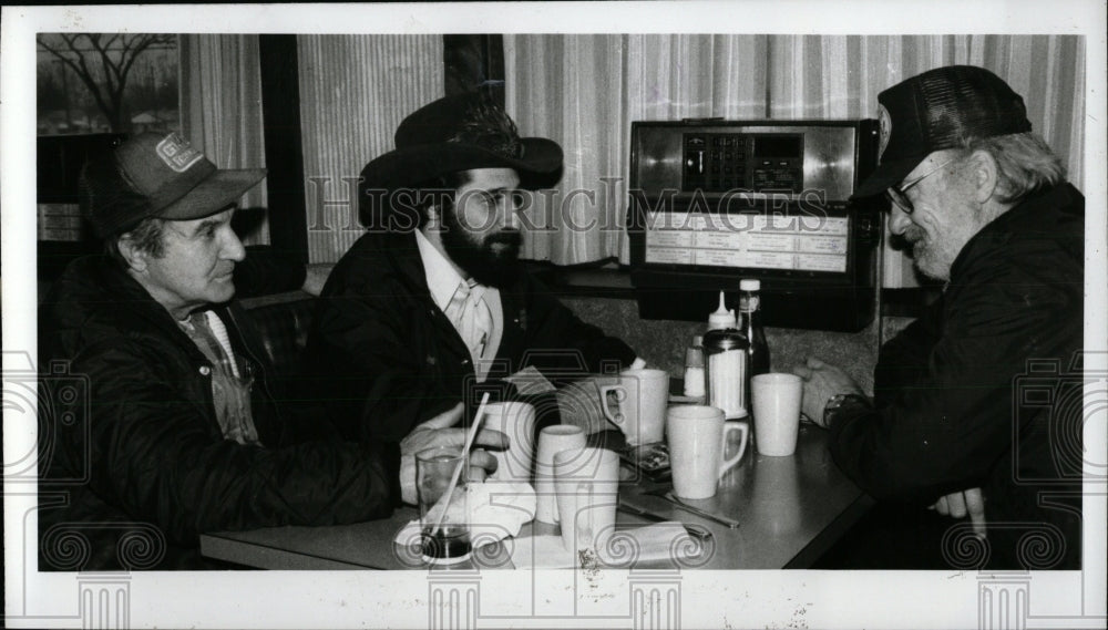 1983 Press Photo Strike Together Over Office Call Lost - RRW87967 - Historic Images