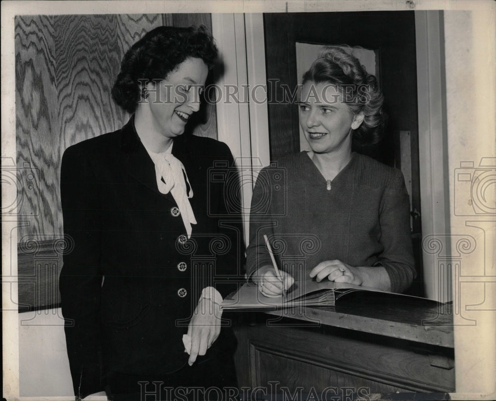 1946 Press Photo Mrs. Emery Hatch and Mrs. Stuart Smith - RRW88009 - Historic Images