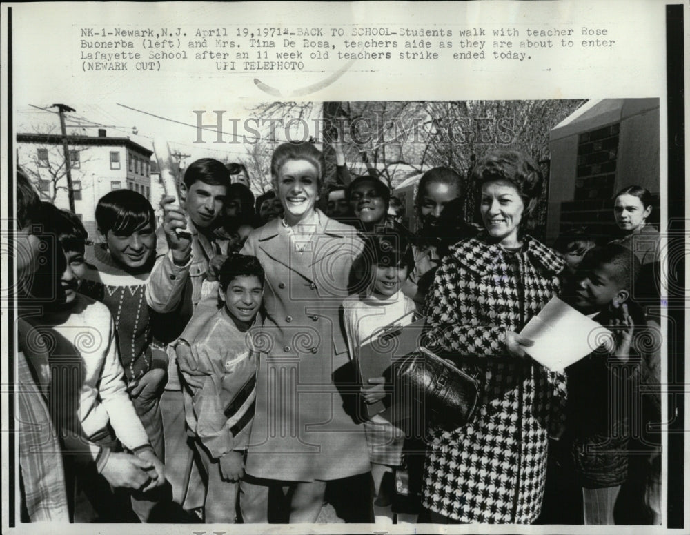 1971 Press Photo Rose Buonerba Tina De Rosa Lafayette - RRW88041 - Historic Images