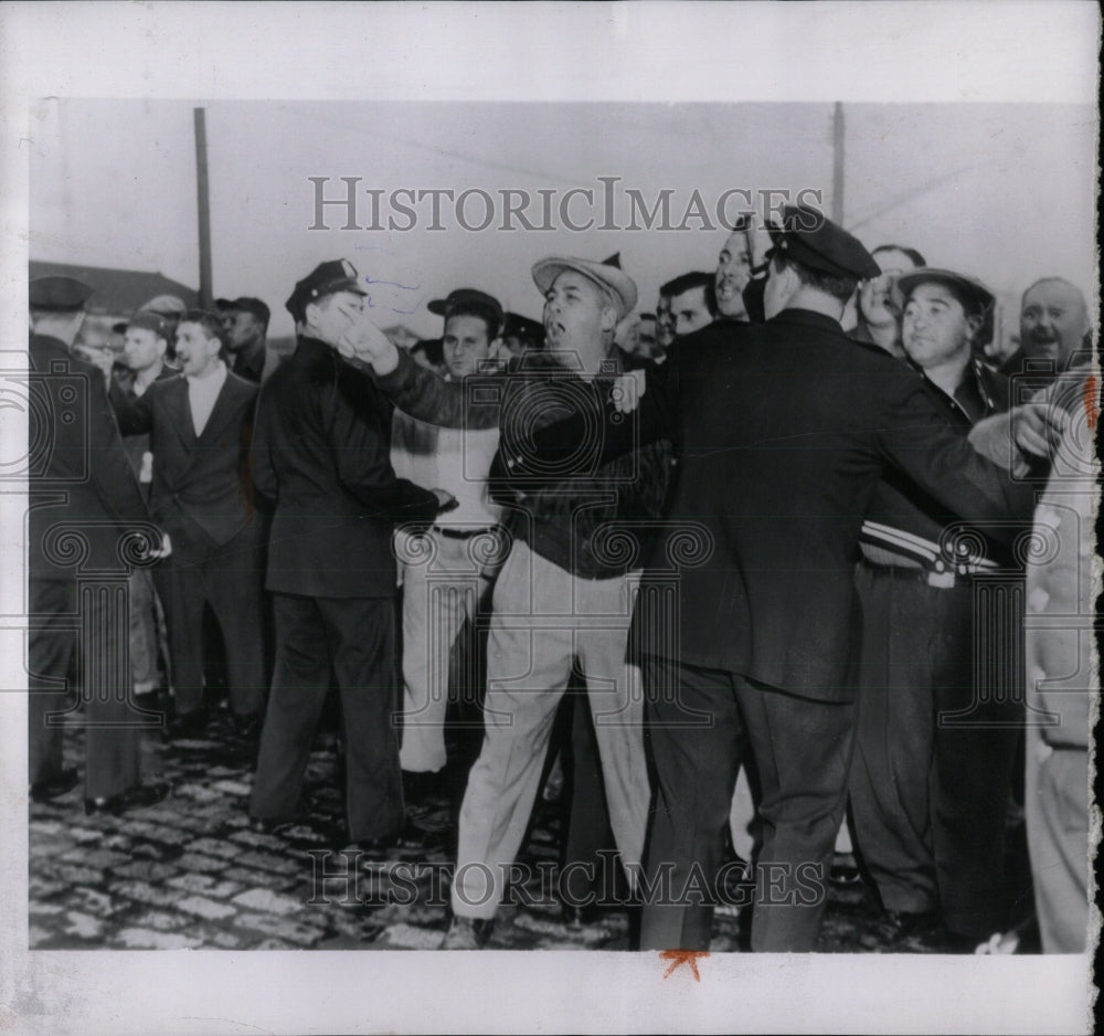 1953 Press Photo Police restrain shouting Anastasia man - RRW88059 - Historic Images