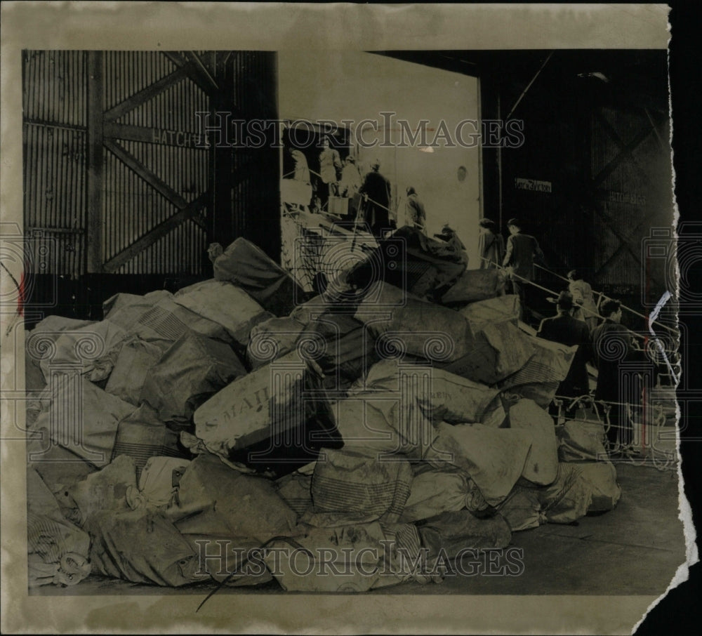 1948 Press Photo Strike Seamen Baggage Brooklyn Soviet - RRW88085 - Historic Images