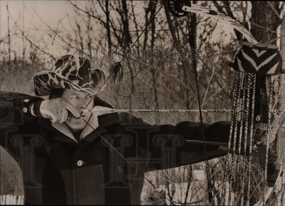 1996 Press Photo Man hunting animal archery art ground - RRW88137 - Historic Images