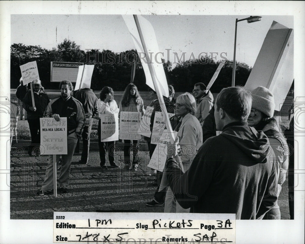 1981 Press Photo Fraser High School Detroit Pickets - RRW88155 - Historic Images