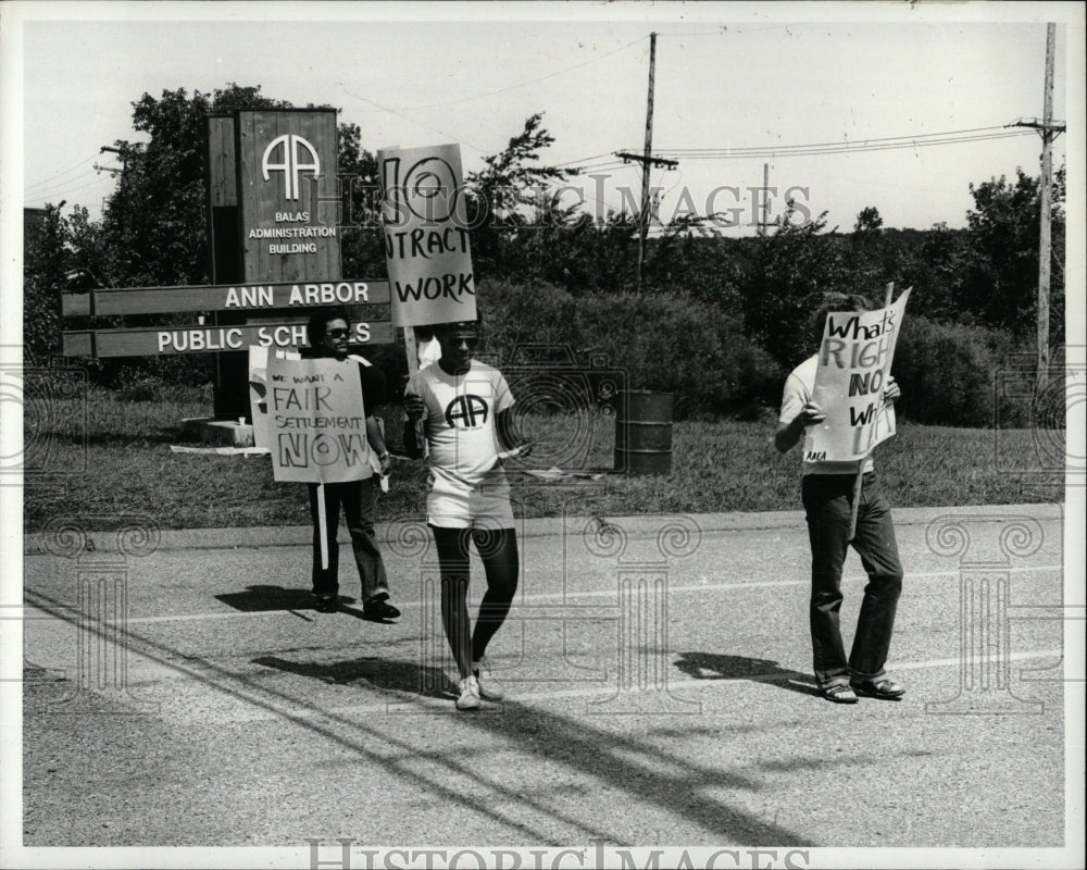 1980 Press Photo School teachers strike and carry picke - RRW88157 - Historic Images