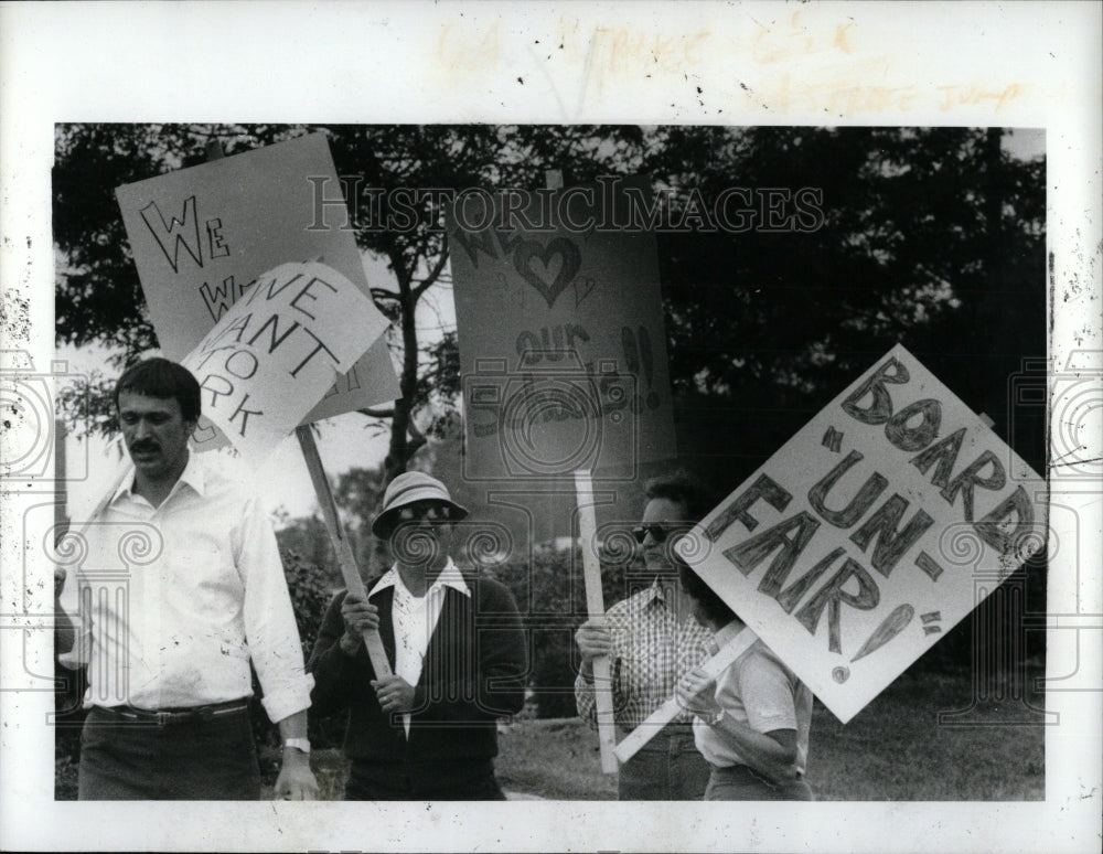 1982 Press Photo Striking Troy Teachers Picket - RRW88163 - Historic Images