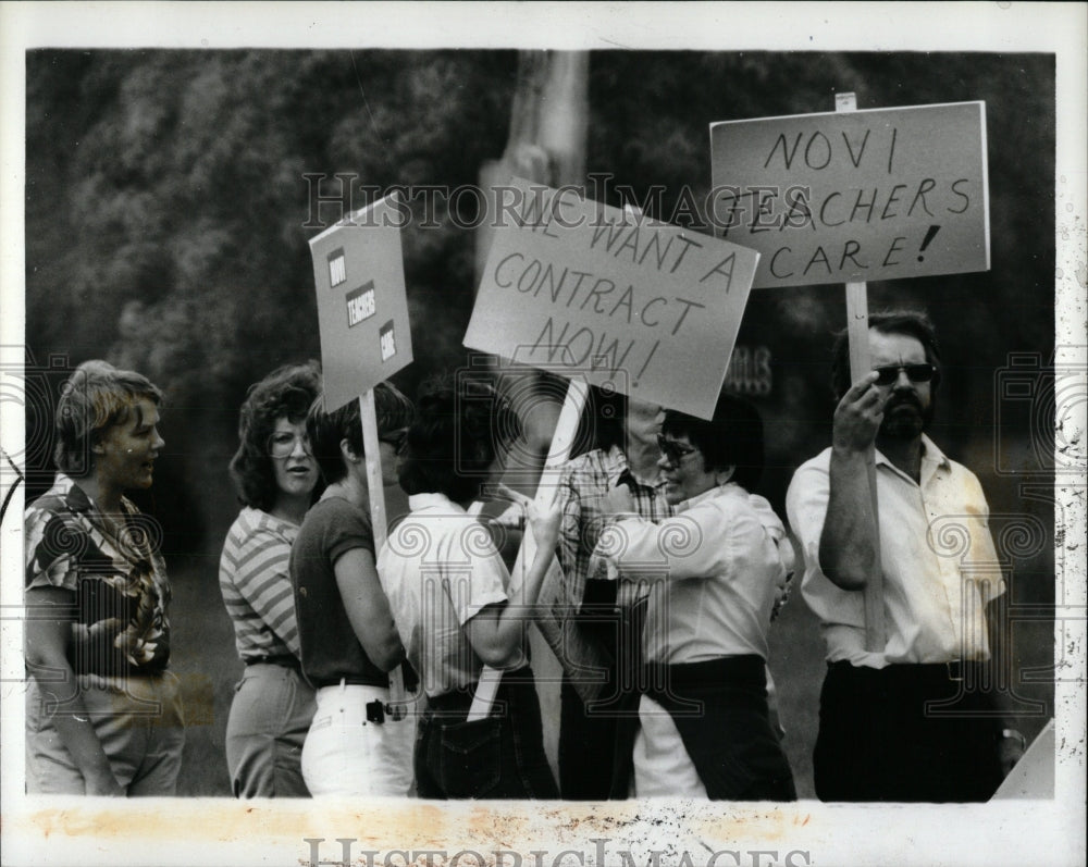 1982 Press Photo School teachers Strike Michigan Green - RRW88165 - Historic Images