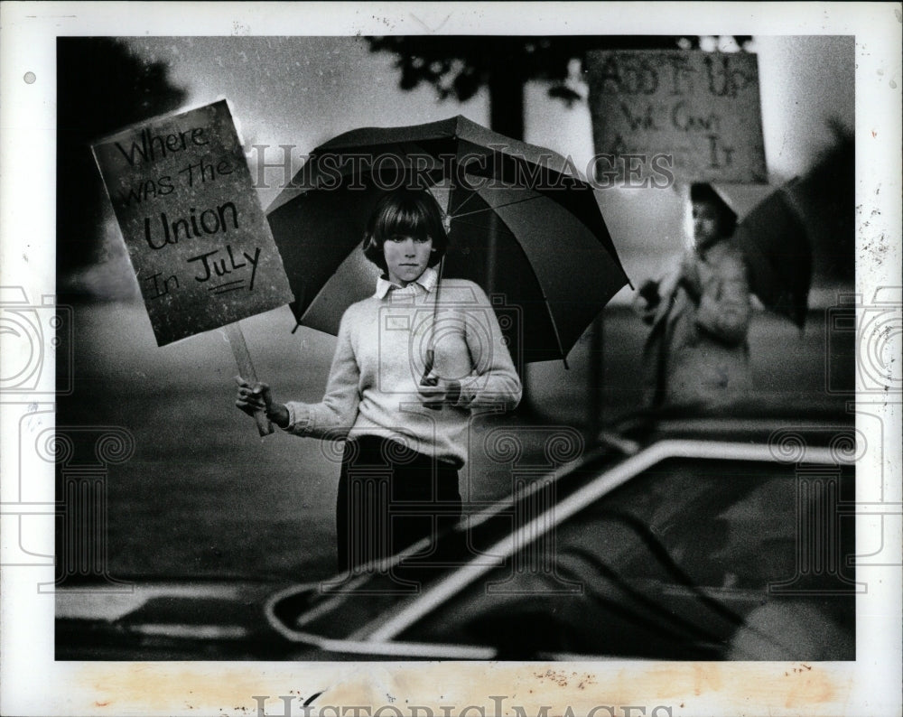 1982 Press Photo South field kids teacher pickets meet - RRW88167 - Historic Images