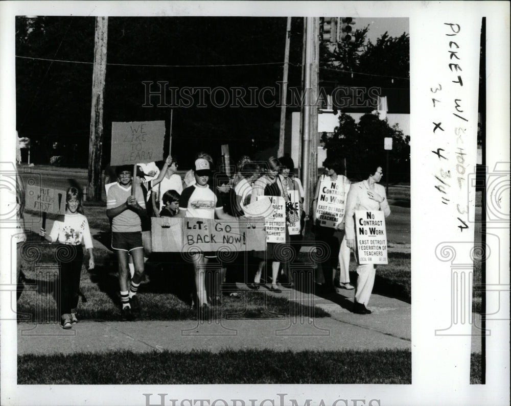 1983 Press Photo Strike Young Student Picket Teacher - RRW88169 - Historic Images