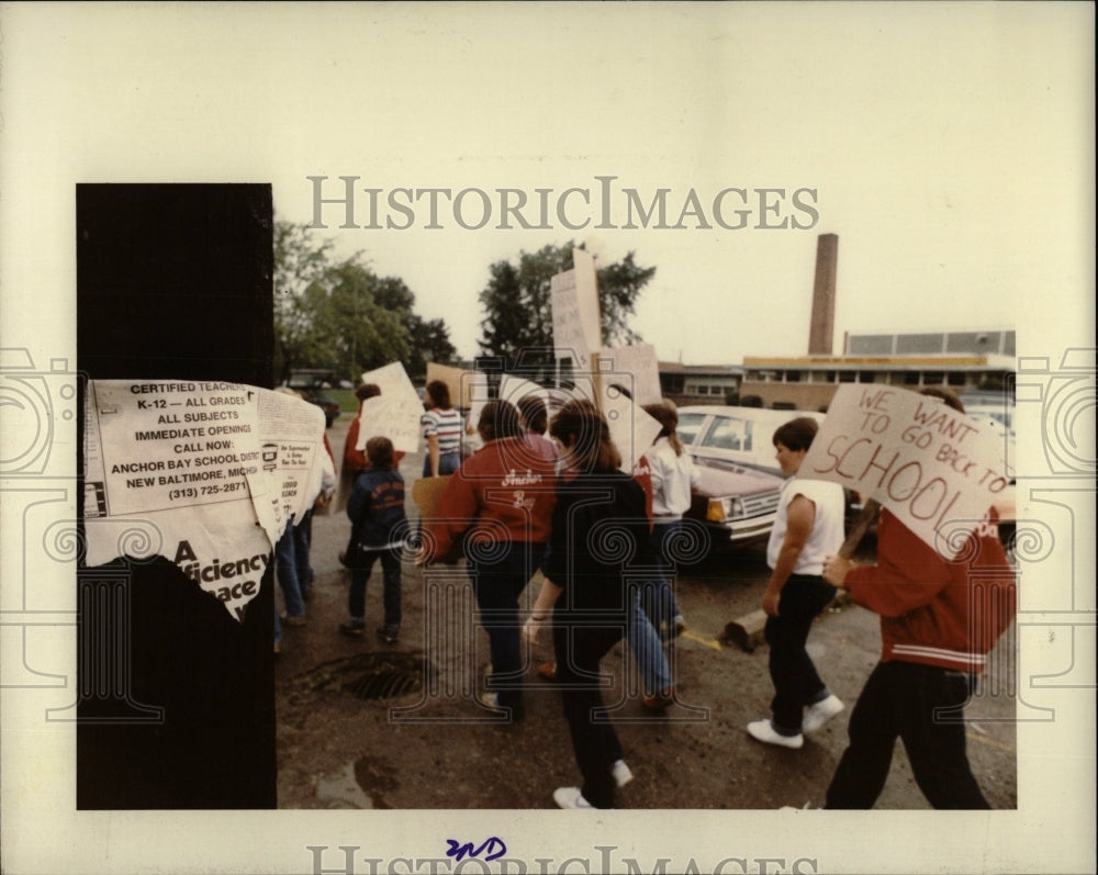 1984 Press Photo Anchor Bay Middle School Pickets - RRW88171 - Historic Images