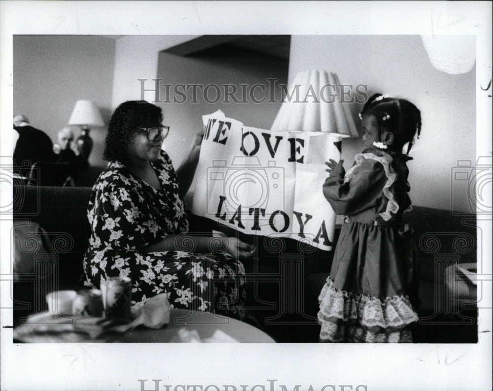 1990 Press Photo Raye Jones and daughter Lakieshi - RRW88187 - Historic Images