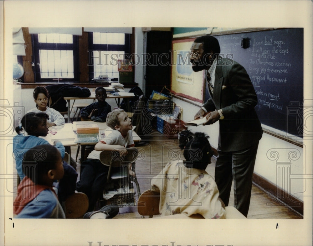 1974 Press Photo Robert Jackson teacher lesson students - RRW88221 - Historic Images