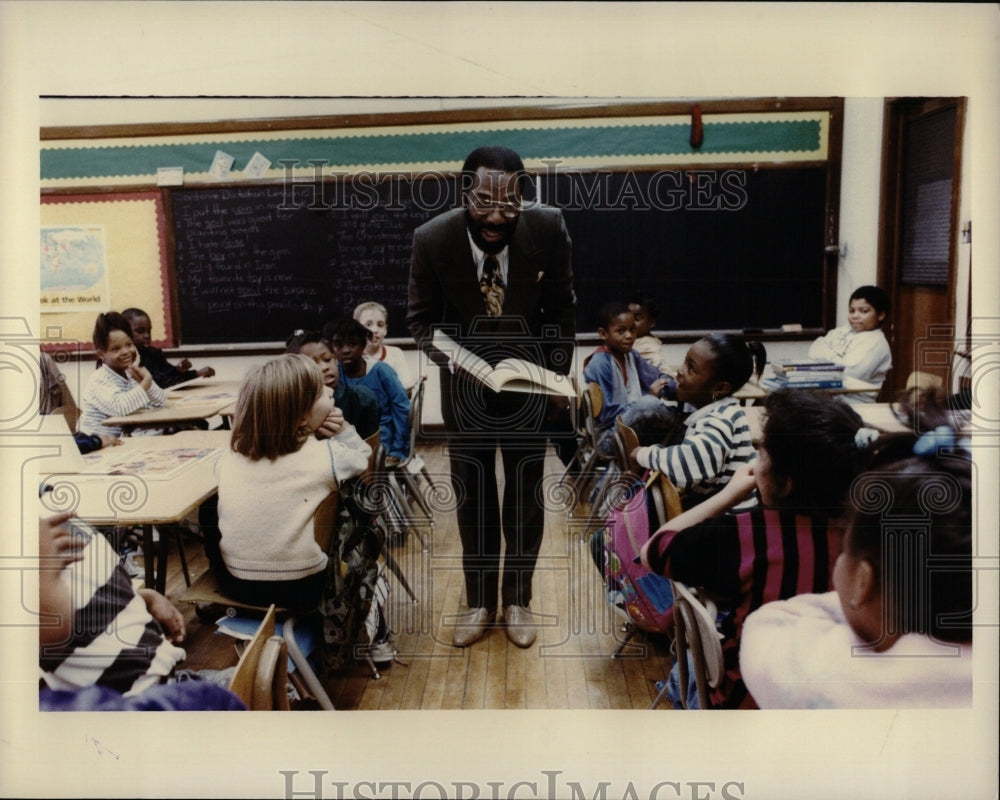 1993 Press Photo Robert Jackson Educator Pupils Class - RRW88223 - Historic Images