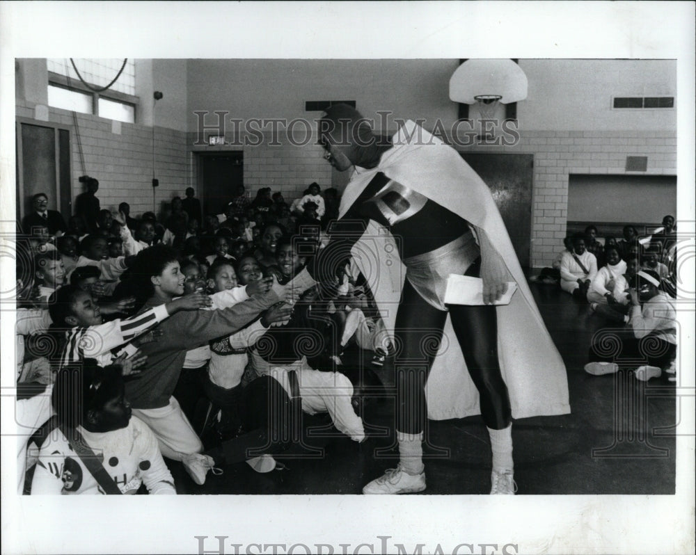 1988 Press Photo Nero Smith Captain Detroit Really Meet - RRW88227 - Historic Images