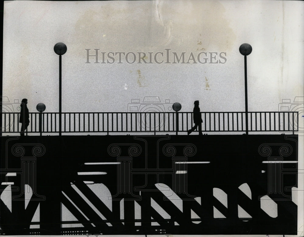 1974 Press Photo Lunch crowd Michigan bridge Skyline - RRW88243 - Historic Images