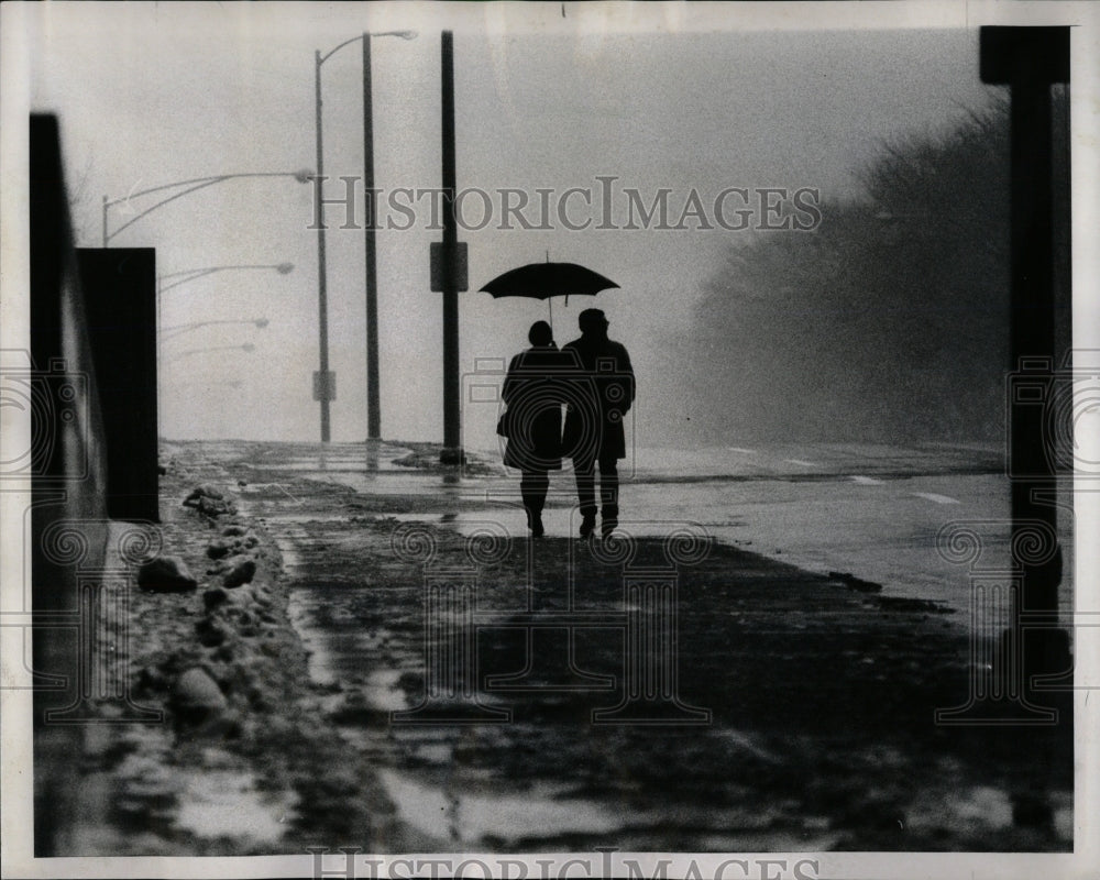 1968 Press Photo Chicagoan Monroe Michigan London foggy - RRW88267 - Historic Images