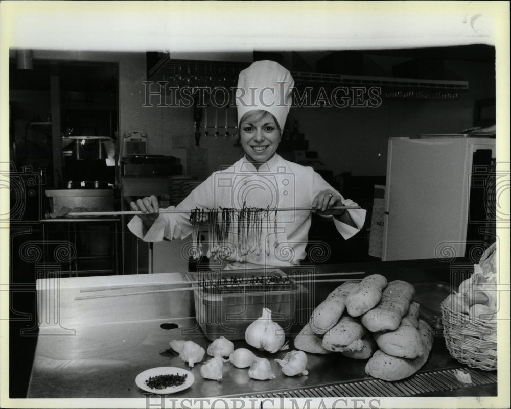 1984 Press Photo Garlic Dinner Chains Du Roisterer - RRW88283 - Historic Images