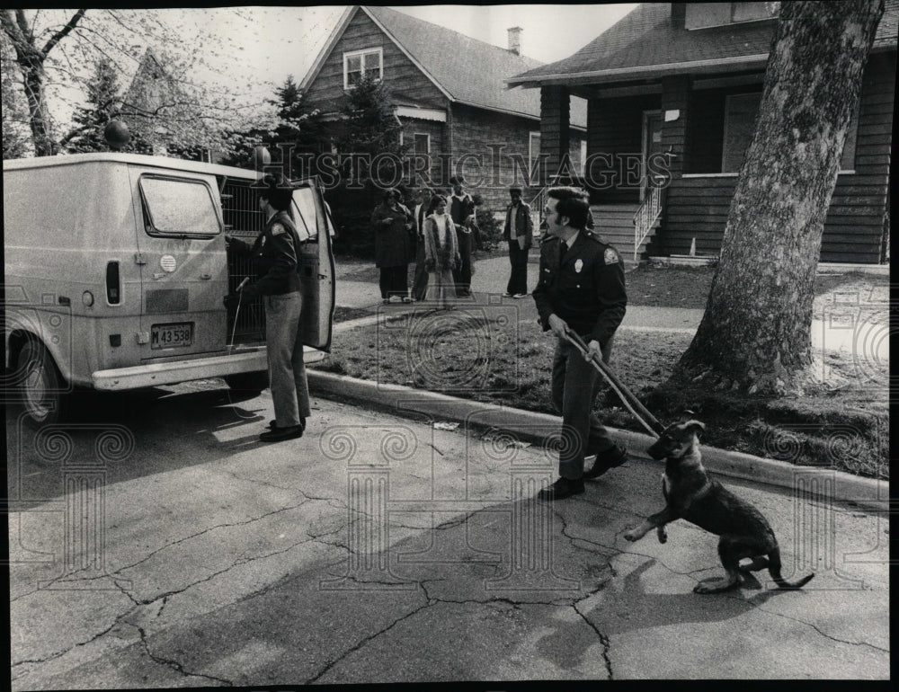 1975 Press Photo Frank Coronado Animal Van Agapito Dog - RRW88381 - Historic Images