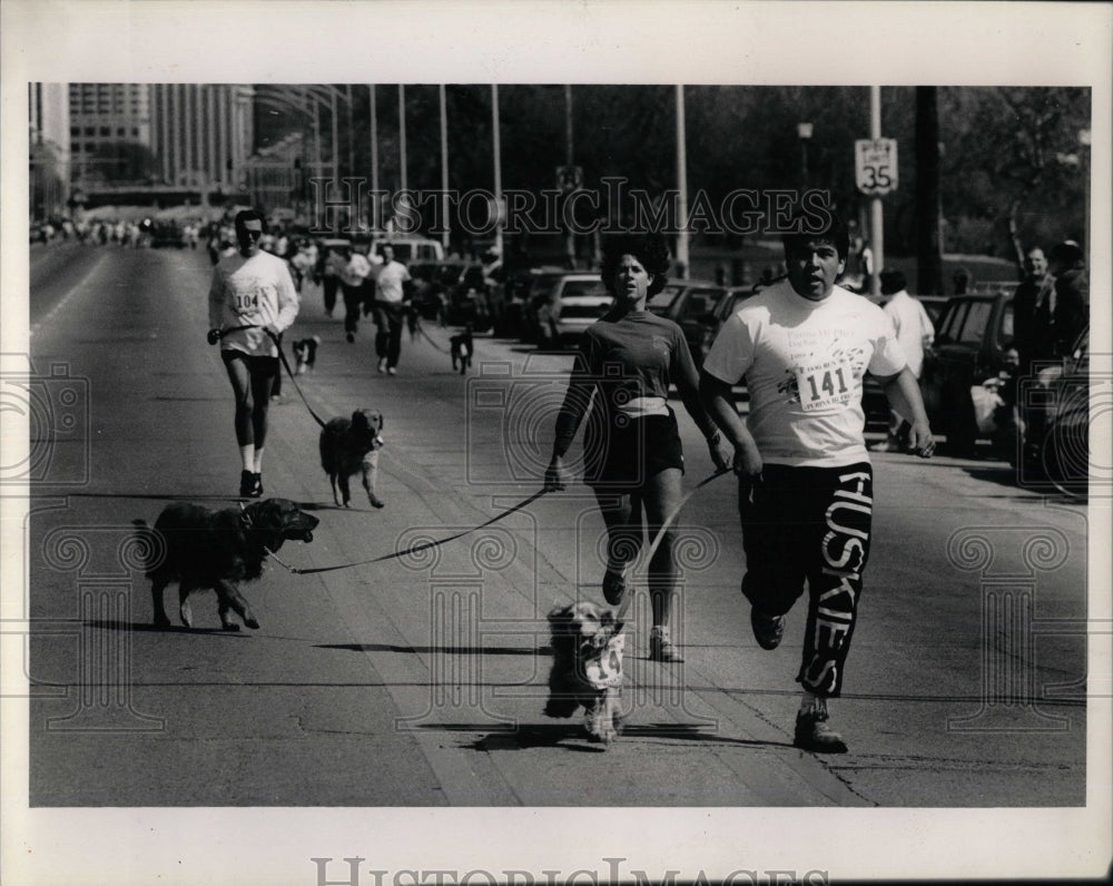 1989 Press Photo Owners Run Dog Columbus Avenue - RRW88423 - Historic Images