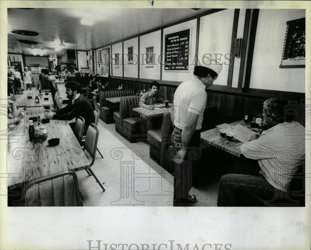 1983 Press Photo Lalo patrons enjoy meals dining food - RRW88429 - Historic Images