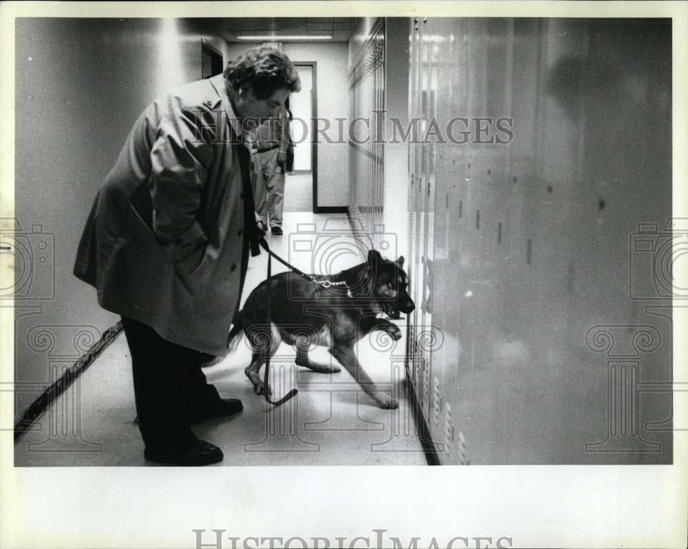 1989 Press Photo Drug Sniffing Dogs - RRW88667 - Historic Images