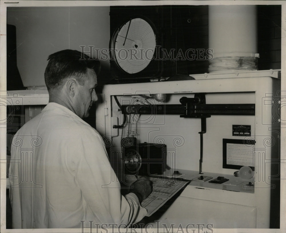 1954 Press Photo Flouride - RRW88723 - Historic Images