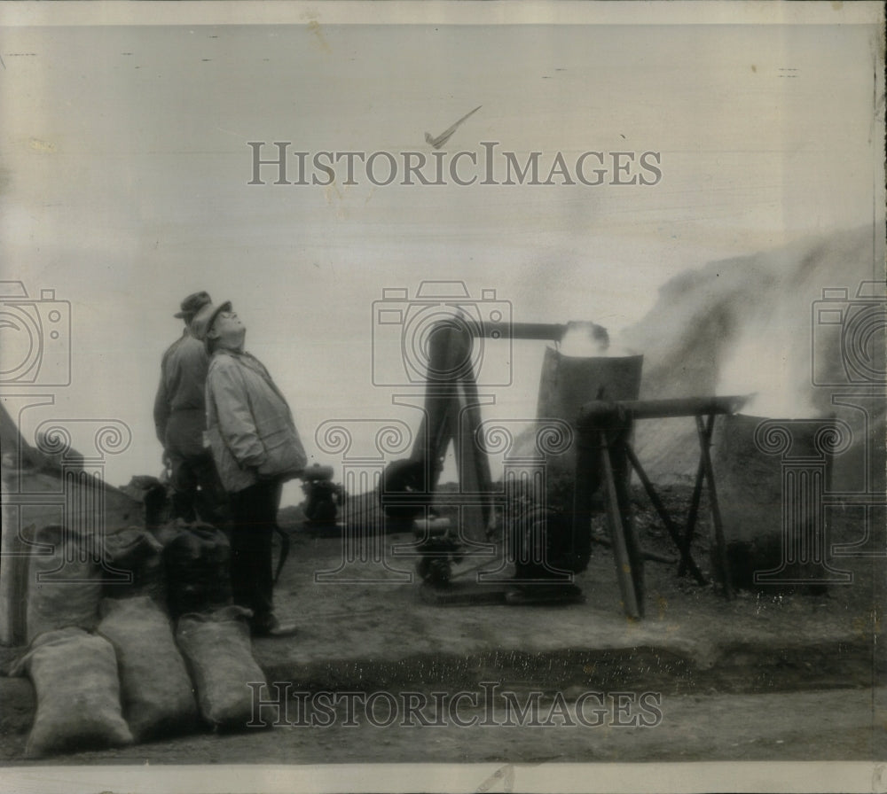 1945 Press Photo ATTENDANTS SAN FRANCISCO CLEARING FOG - RRW88751 - Historic Images