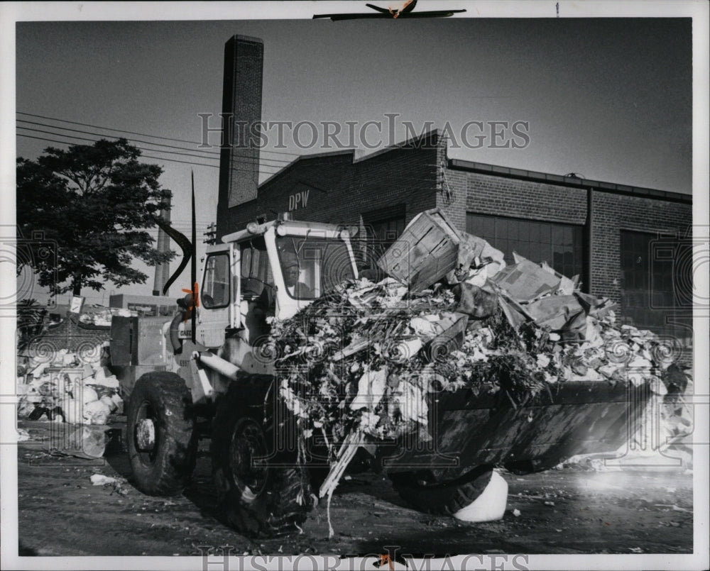 1971 Press Photo Cleanup Eastern Yards Detroit Employee - RRW88773 - Historic Images