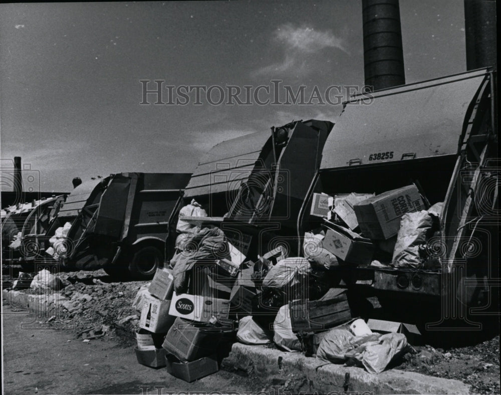 1971 Press Photo Gargose Employees Strike Detroit - RRW88777 - Historic Images