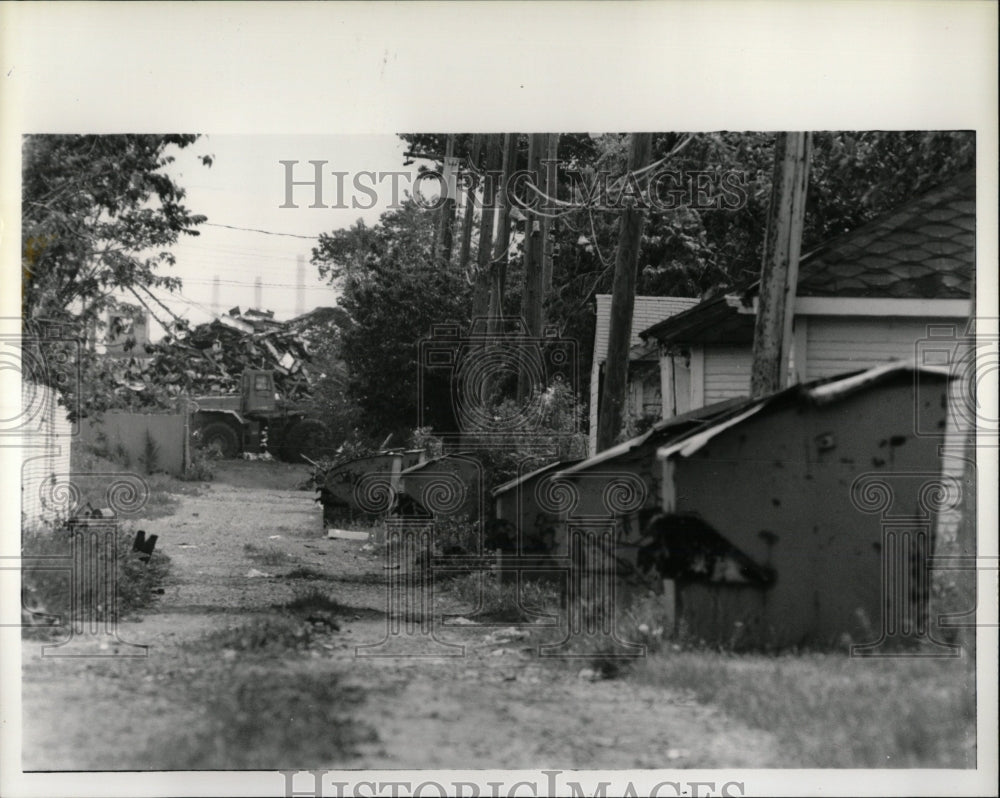 1992 Press Photo Environmental Violation Garbage Mich - RRW88787 - Historic Images