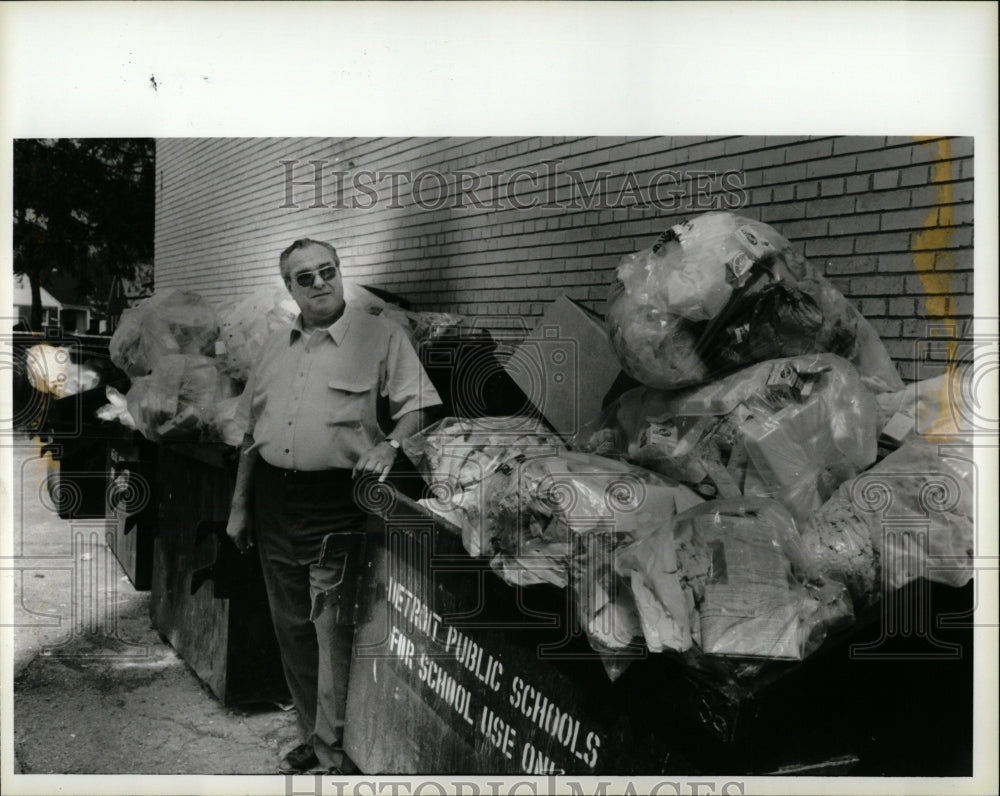 1986 Press Photo Detroit Public Work Garbage Anthony Wa - RRW88791 - Historic Images