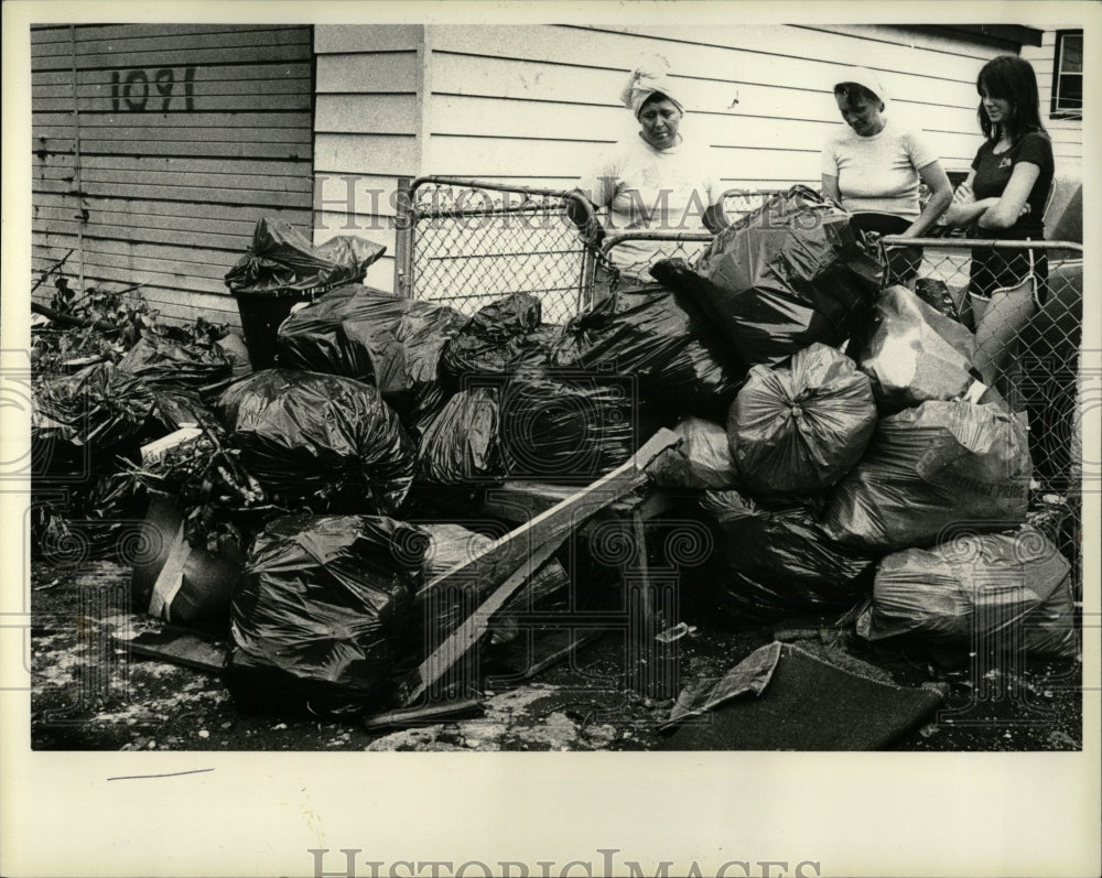 1980 Press Photo Faye Trejo Nancy Arnold Garbage - RRW88795 - Historic Images