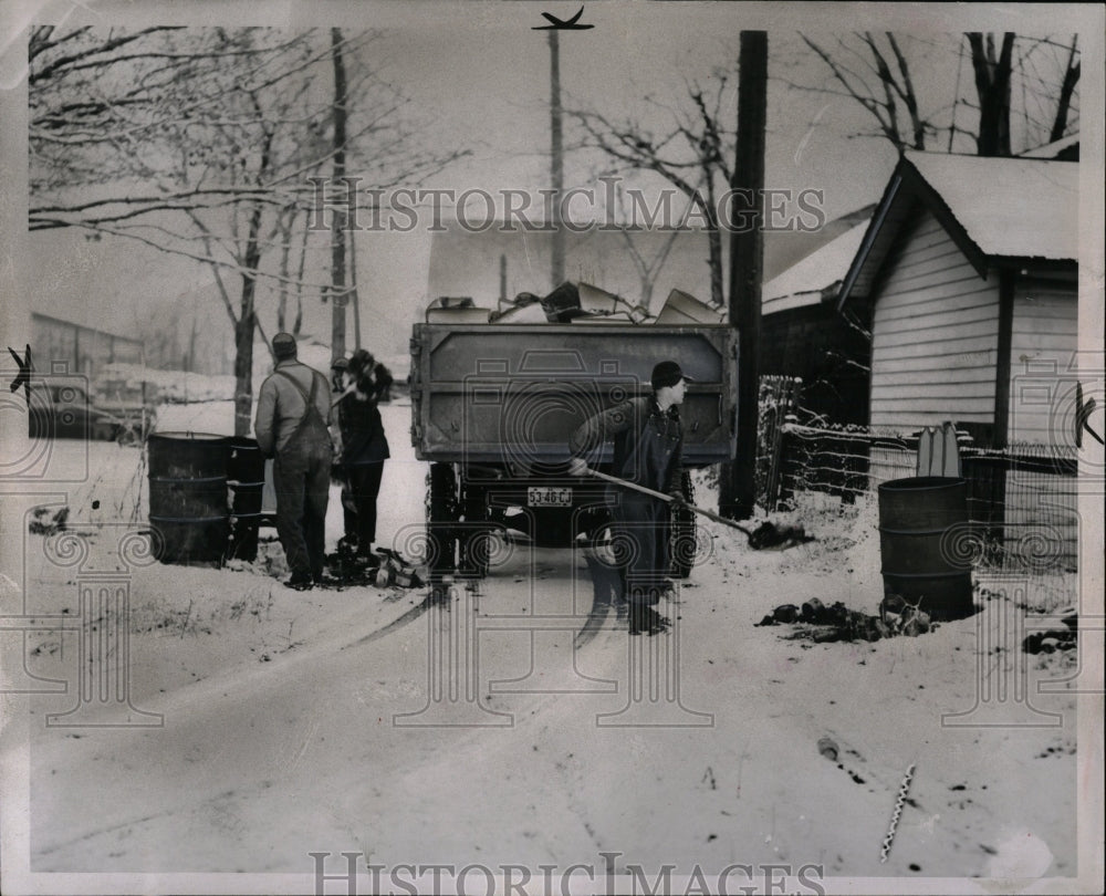 1952 Press Photo Detroit Public Works Rubbish - RRW88803 - Historic Images
