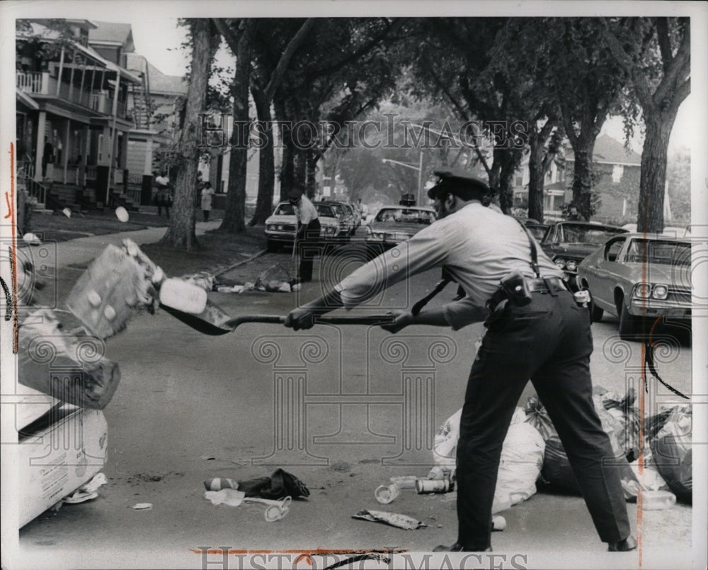 1971 Press Photo Rubbish Detroit Public Worker - RRW88807 - Historic Images