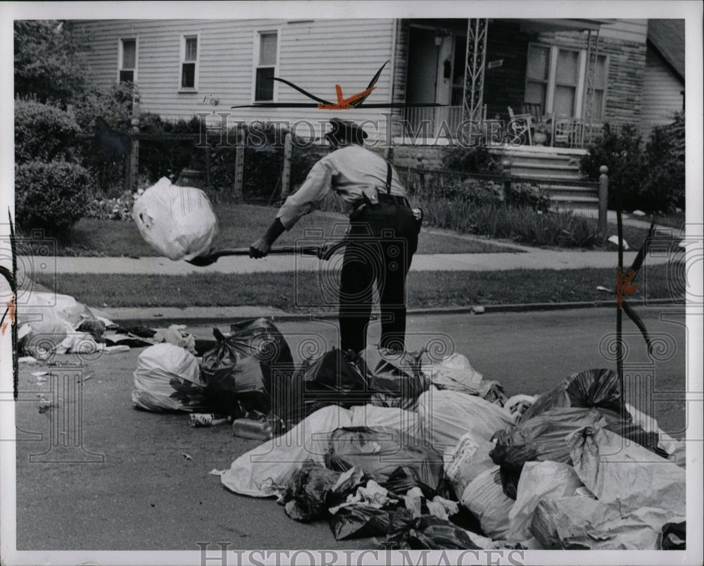 1971 Press Photo Detroit Public Work Police Garbage Van - RRW88809 - Historic Images